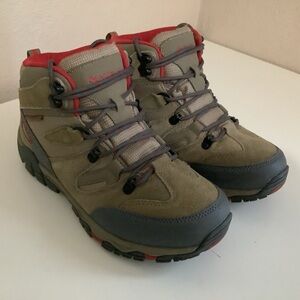 BearPaw Women's Waterproof Boots Size 8.5